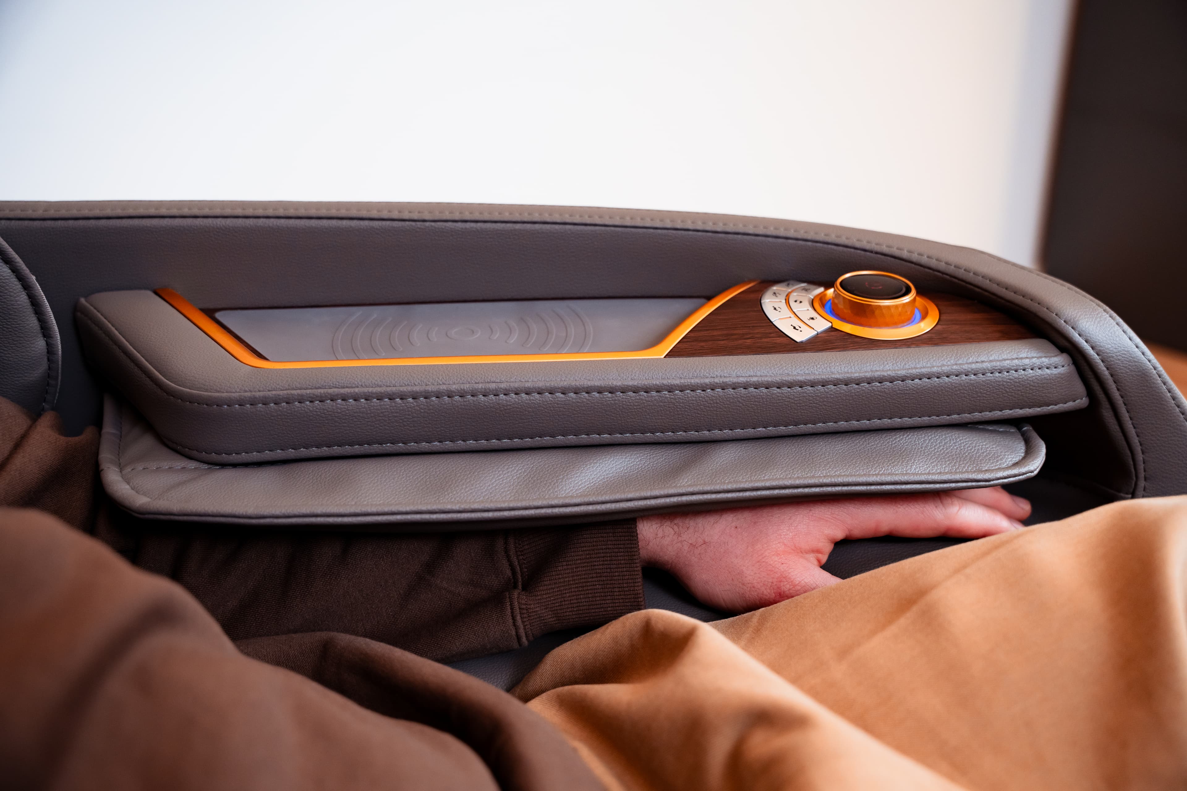 Arm massage with air cushions