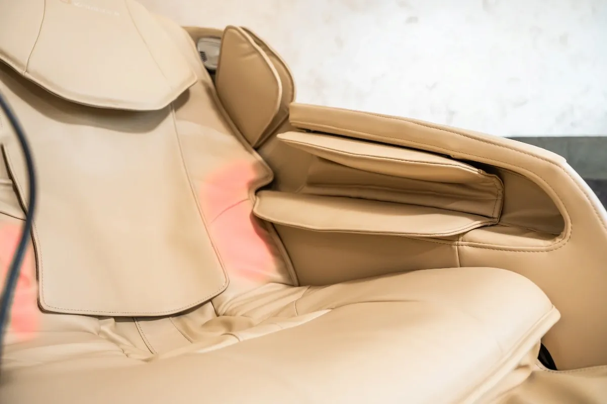 Simultaneous massage with heat in two different areas of the body